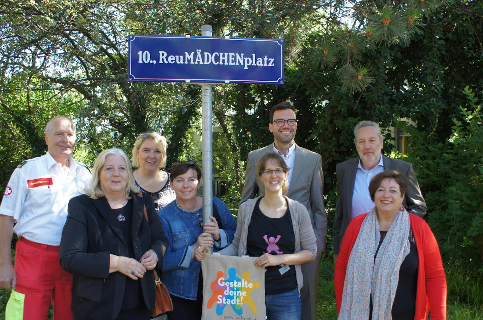 Bezirkschefin Hermine Mospointner (2. von links) und Stadtschulratschef Heinrich Himmer (hinten, 2. von rechts) mit der neuen "Reumädchenplatz-Tafel.