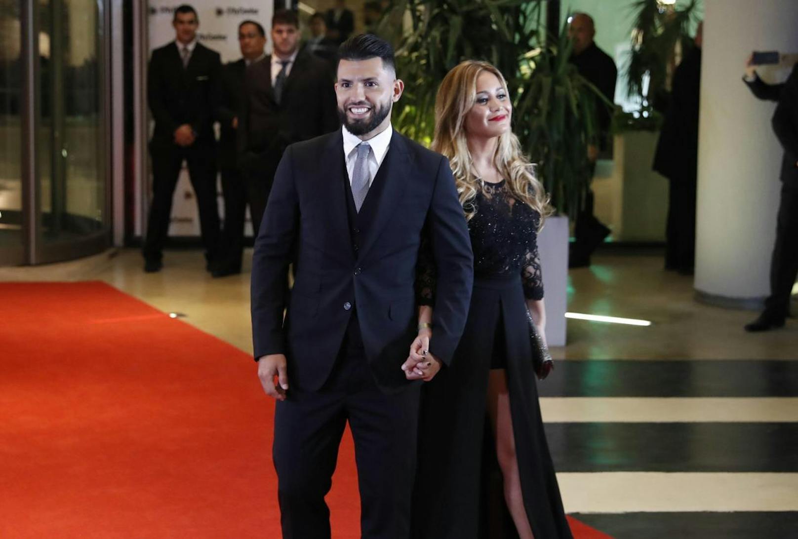 Sergio Aguero und seine Frau Karina bei der Hochzeit von Lionel Messi