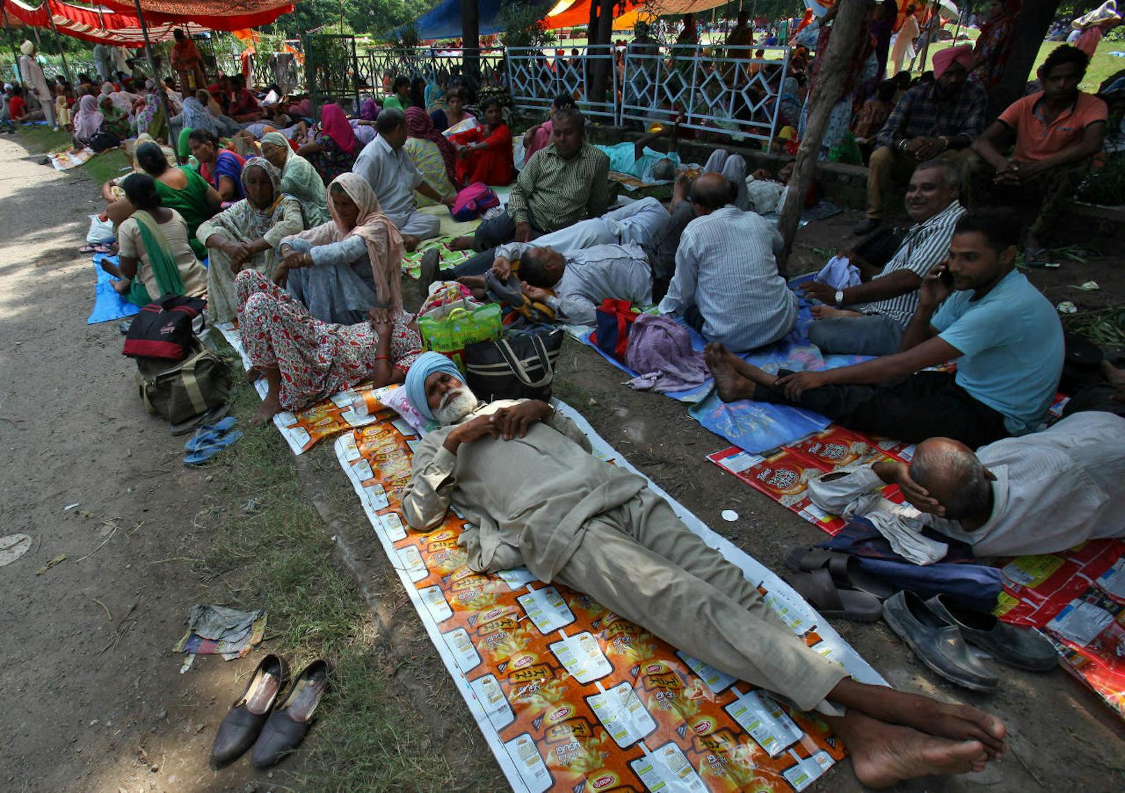 Ein Schuldspruch mit tödlichem Ausgang: Zehntausende wütende Guru-Anhänger gehen im indischen Panchkula auf die Straße und sorgen für Unruhen. 