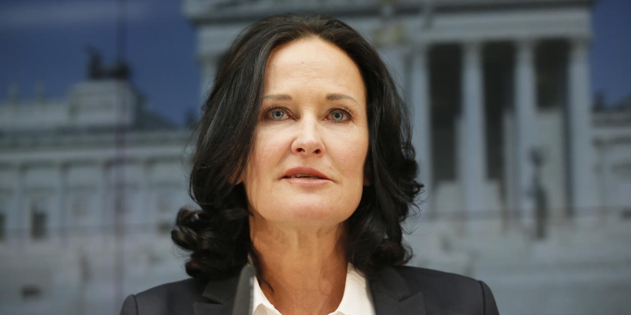 Sie betonte, dass sie "an ihre Kinder, an ihre Familie denken" müsse. "Es gab auch körperliche Warnsignale", sagt Glawischnig und nennt den allergischen Schock, den sie im April erlitten hatte.