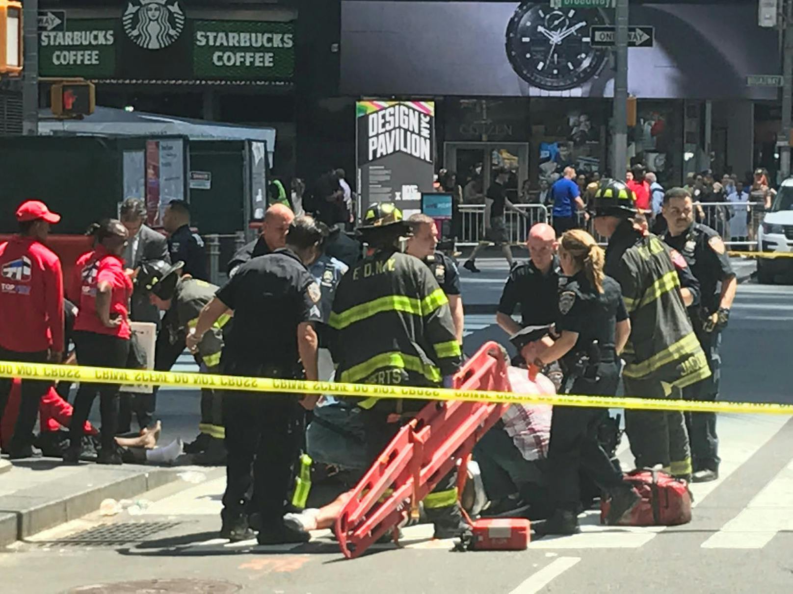 Auto rast in Menschenmenge am New Yorker Times Square