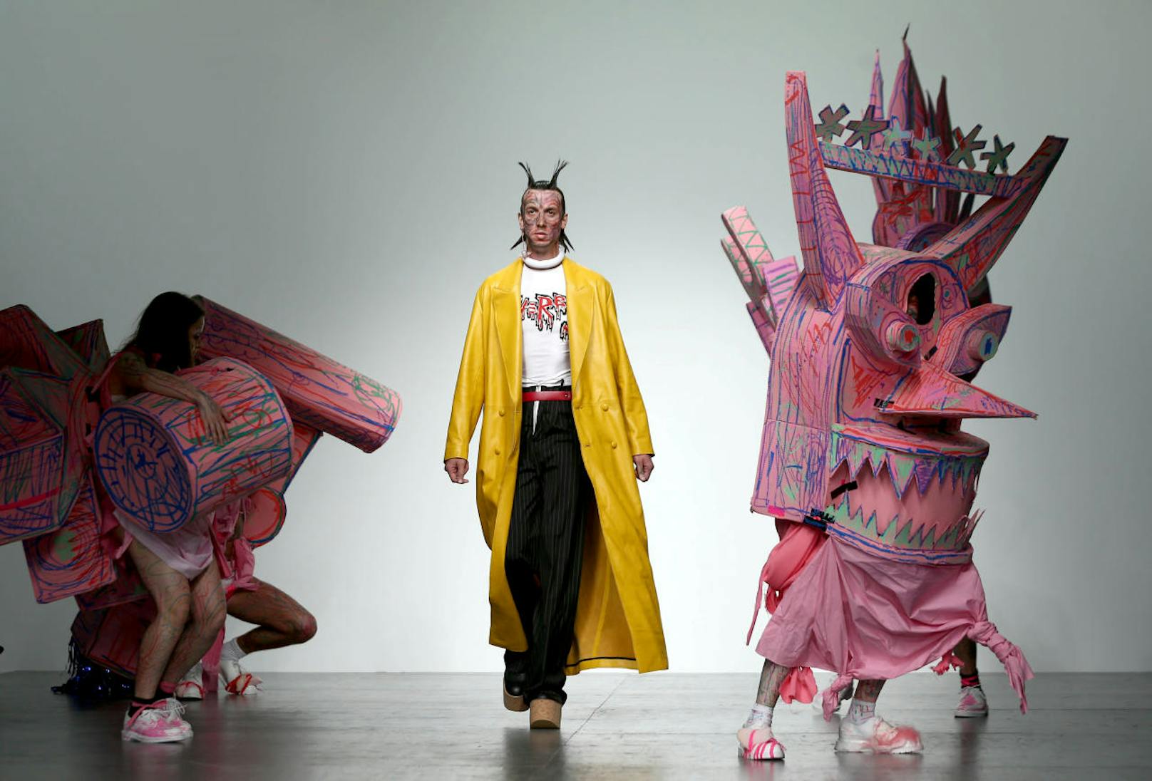 Eine seltsame Kreation bei der Charles Jeffrey Loverboy catwalk show im Rahmen der London Fashion Week 2017.