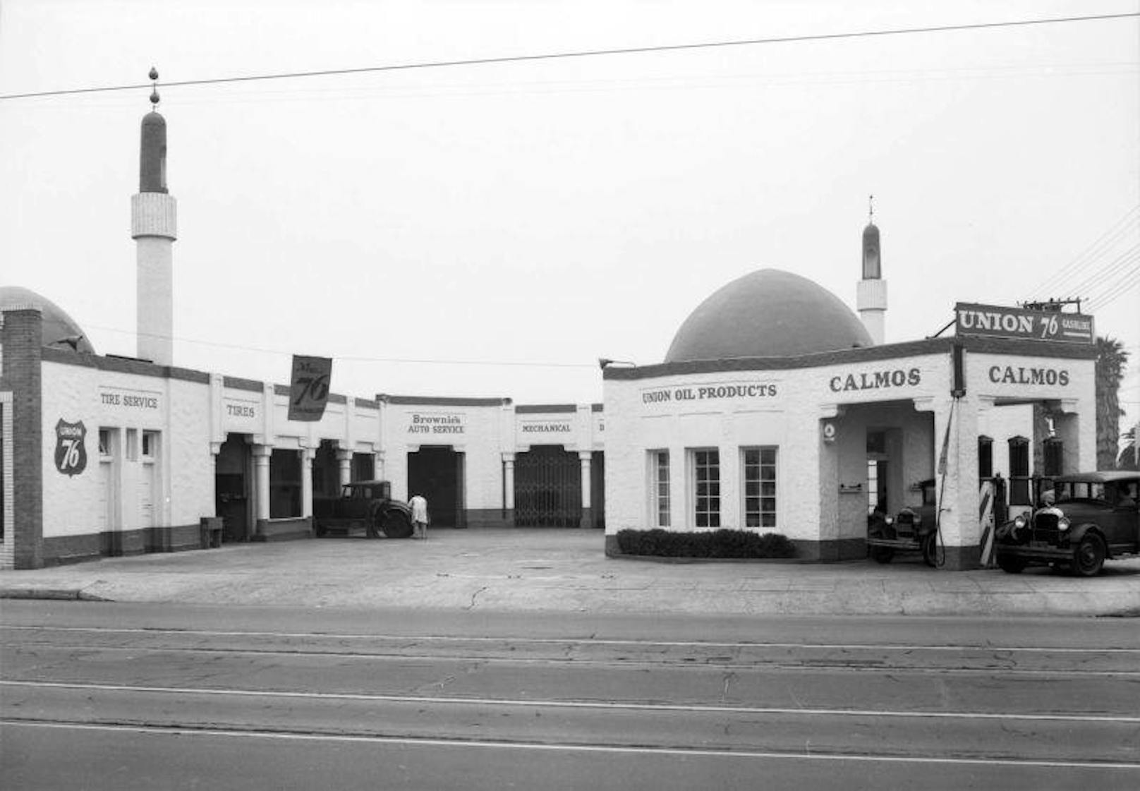 Aber auch andere Gebäudeformen werden für Tankstellen genutzt: Die Union Oil Service Station hat starke islamische Einflüsse und eine Moschee. Sie stand 1932 an der Kreuzung North Alexandria Avenue und Hollywood Boulevard in Los Angeles.