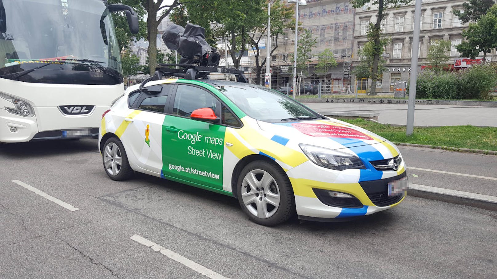 Die bunten Google-Autos fotografieren unsere Straßen und erstellen ein digitales Abbild.