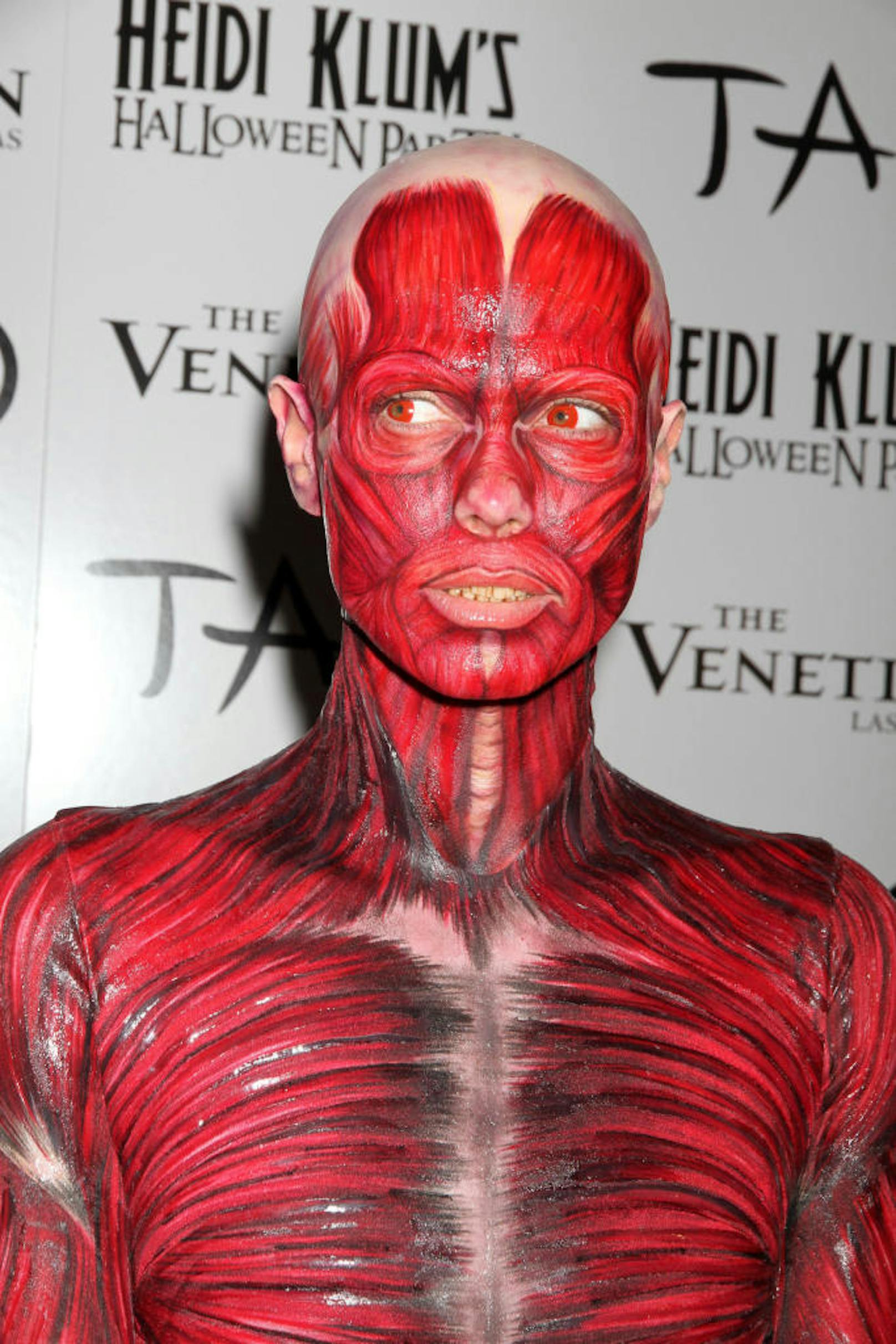 Fast noch gruseliger als rote Augen und sichtbare Muskeln ist die Glatze des Models (2011).