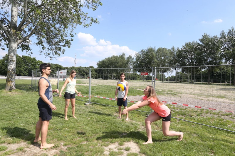 Spielen vor dem Zaun: Arman (23), Lisa (34), Daniel (29) und Janice (28)