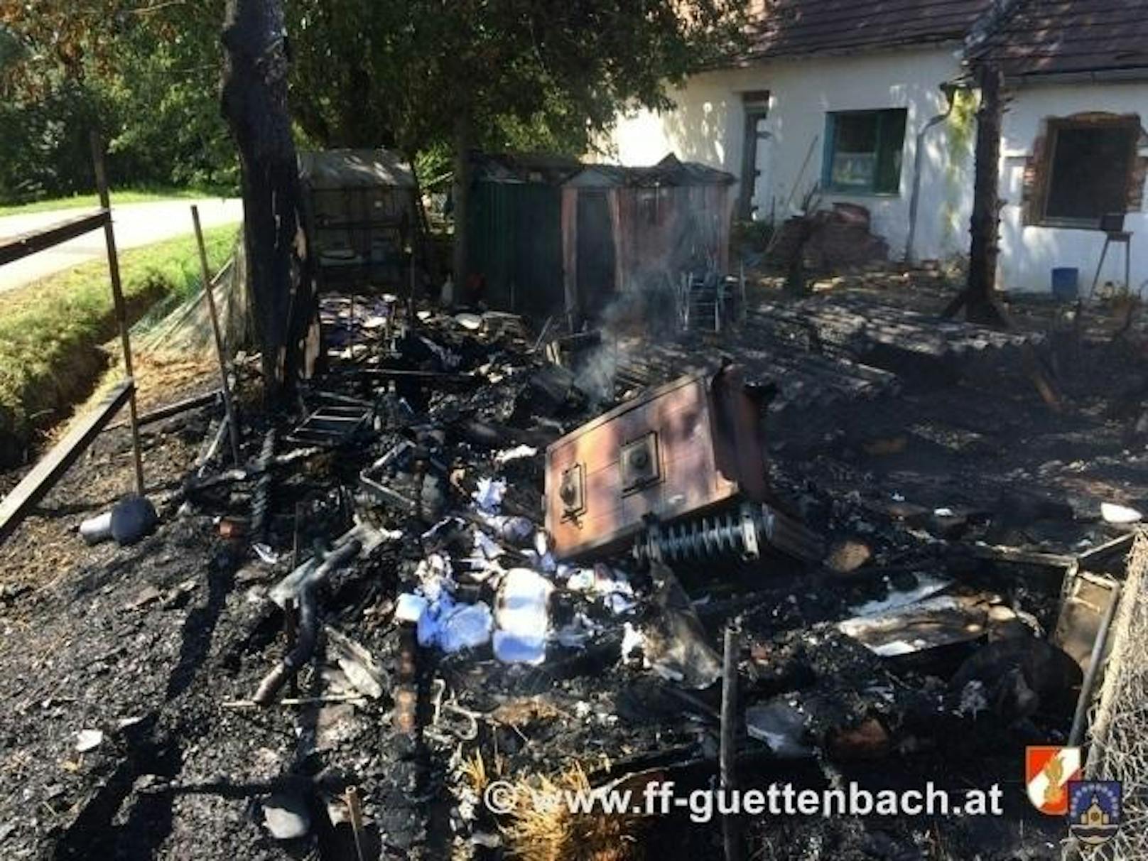 Bei Ausbesserungsarbeiten am Zaun seiner Mutter hatte ein 57-Jähriger mit einem Winkelschleifer umliegendes Stroh in Brand gesetzt. (31. August 2017)