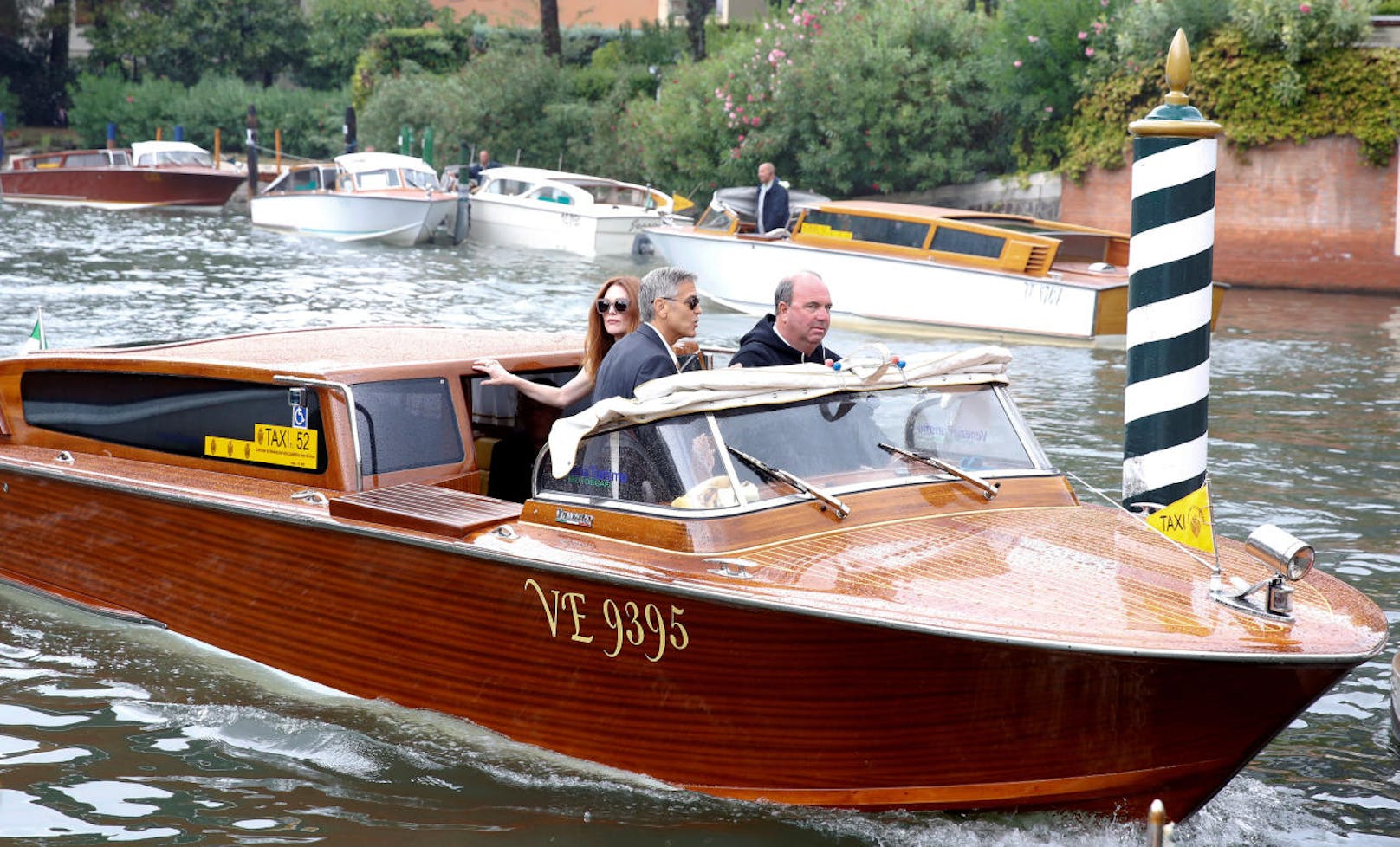 Da werden Fotografen und Fans nervös: George Clooney und Julianne Moore sind für "Suburbicon" beim Filmfestival von Venedig