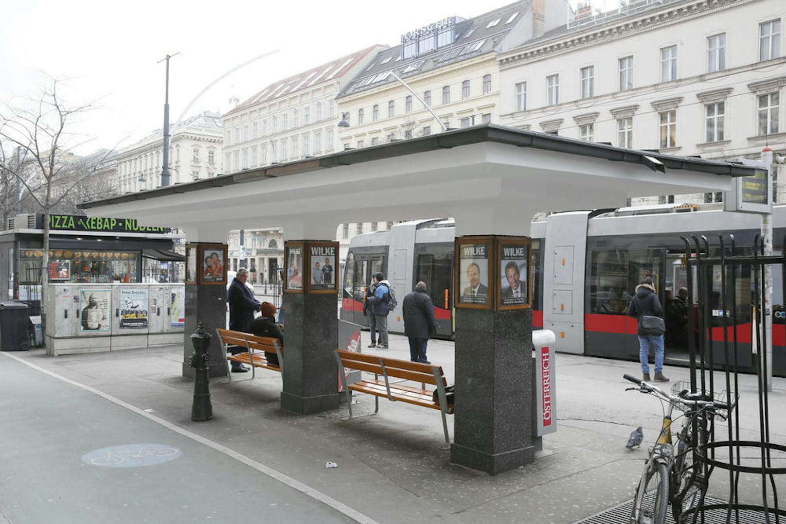 Die Bim-Station "Kärntner Ring, Oper" wird in "Oper, Karlsplatz" umbenannt.