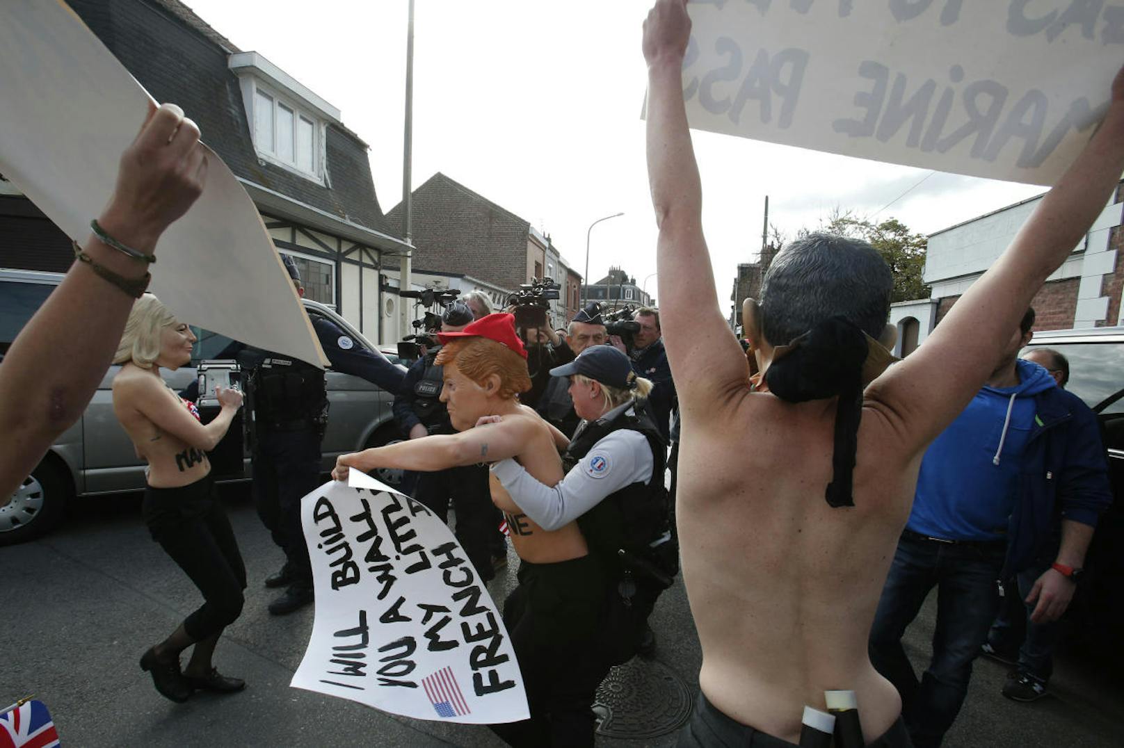 Die barbusigen Femen-Aktivistinnen skandierten Slogans und hielten Plakate in die Höhe