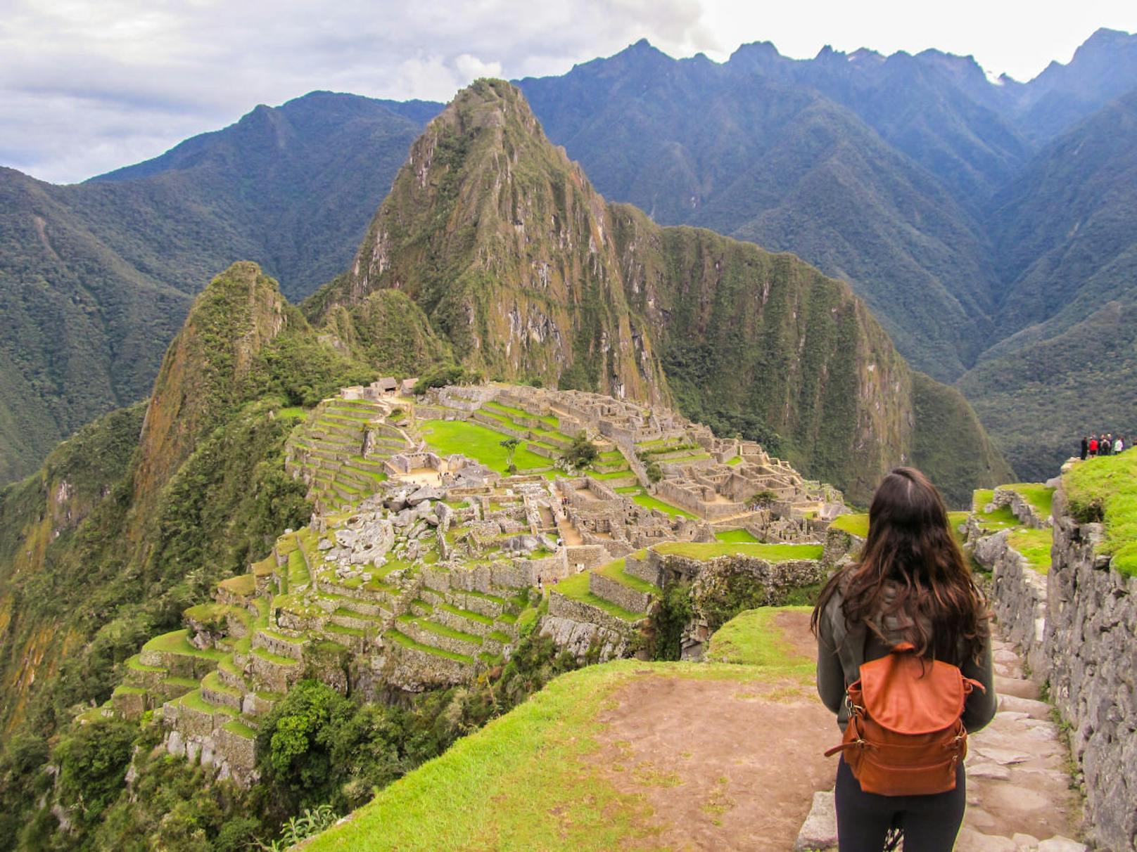Machu Picchu ist eine gut erhaltene Ruinenstadt der Inka, die in 2.360 m Höhe auf einer Bergspitze der Anden (Peru) liegt.