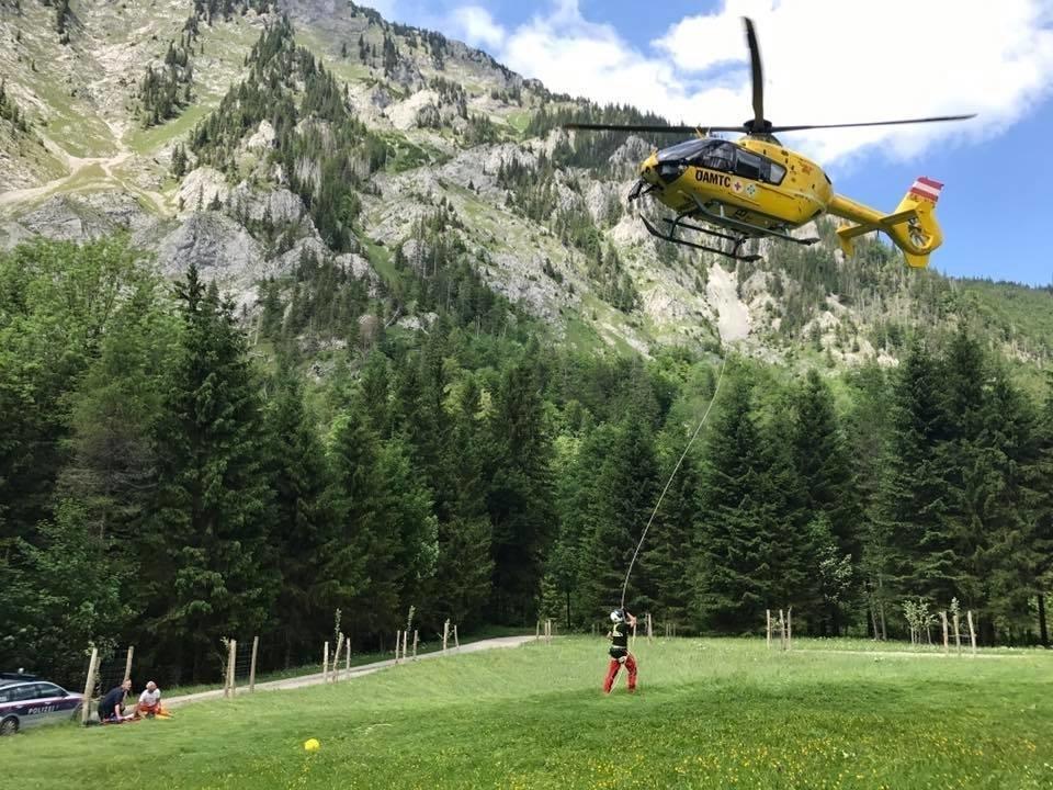 Die 22-Jährige wurde per Helikopter ins Krankenhaus nach Gmunden gebracht.