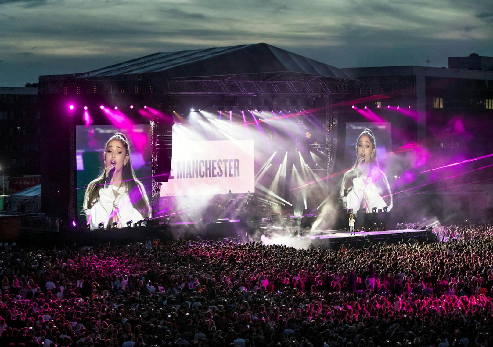 Ariana Grande singt beim One Love Manchester Benefiz Konzert