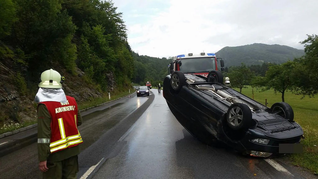 Heute.at - Stopptafel-Raser lässt in Köflach Auto überschlagen
