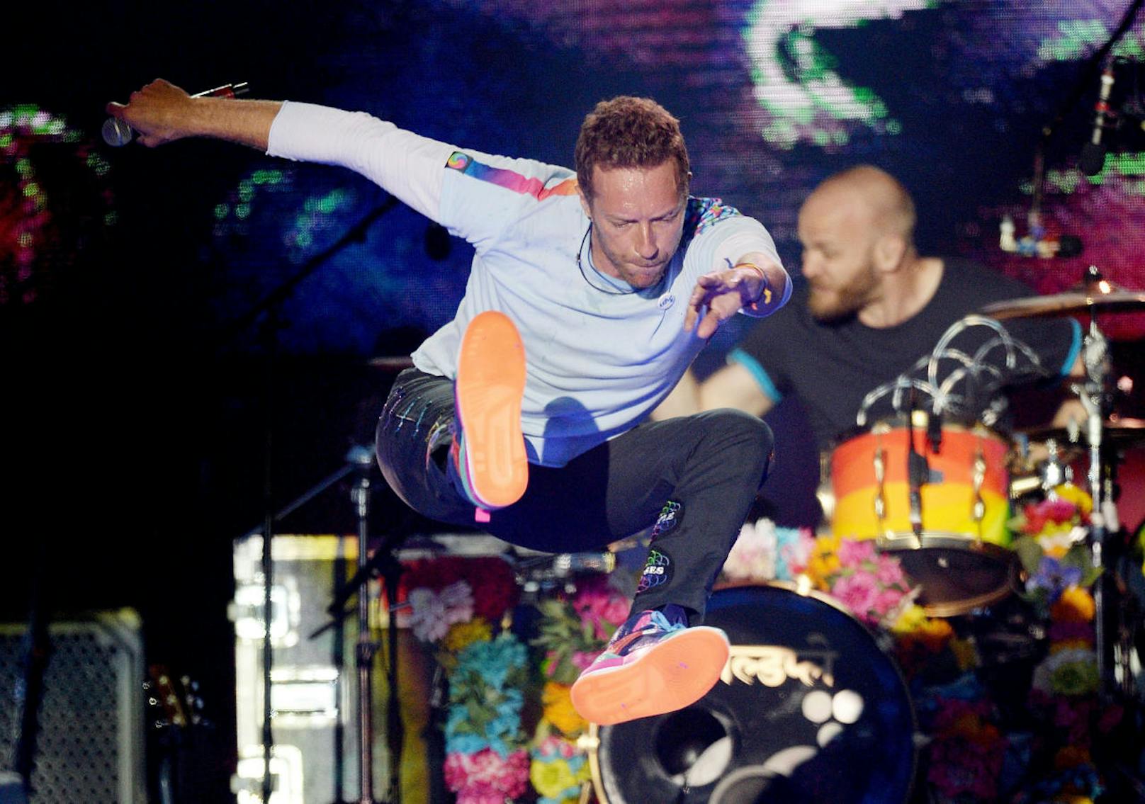 Chris Martin von Coldplay performt beim One Love Manchester Benefizkonzert