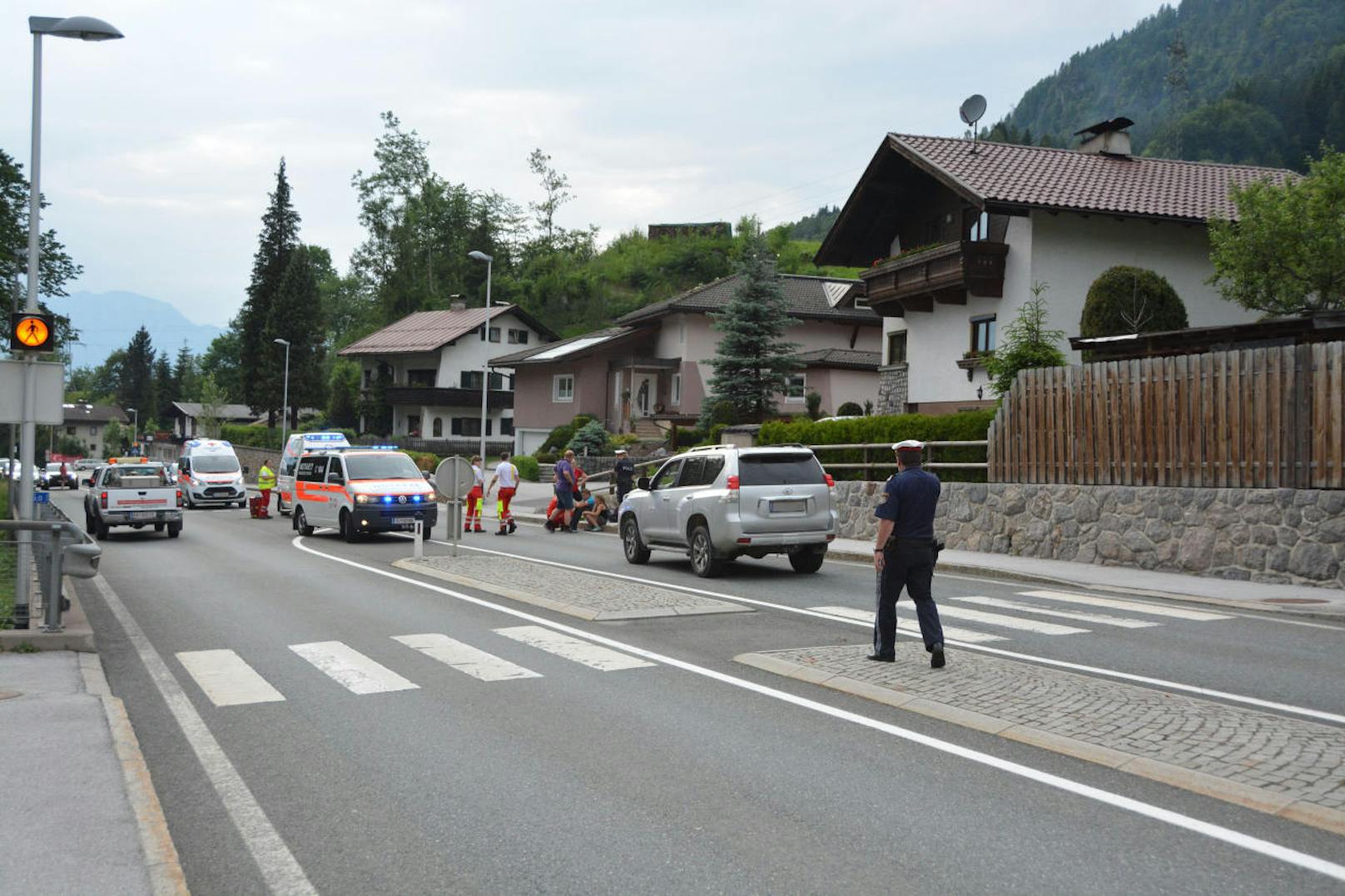 Der Lenker eines Toyota-SUV rammte am Donnerstagnachmittag einen Kinderwagen auf einem Zebrastreifen in Wörgl.