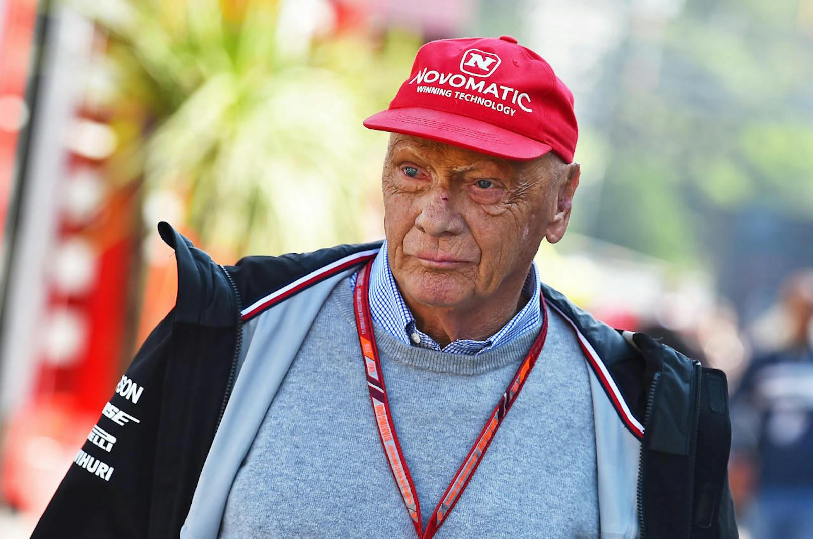 Am 2. August 2018 der Schock! Niki Lauda musste im Wiener AKH eine neue Lunge transplantiert werden. Er schwebte lange in Lebensgefahr. Sein altes Leben musste Lauda aufgeben, zu den vielen verbotenen Dingen zählten auch Fliegen und Stress.