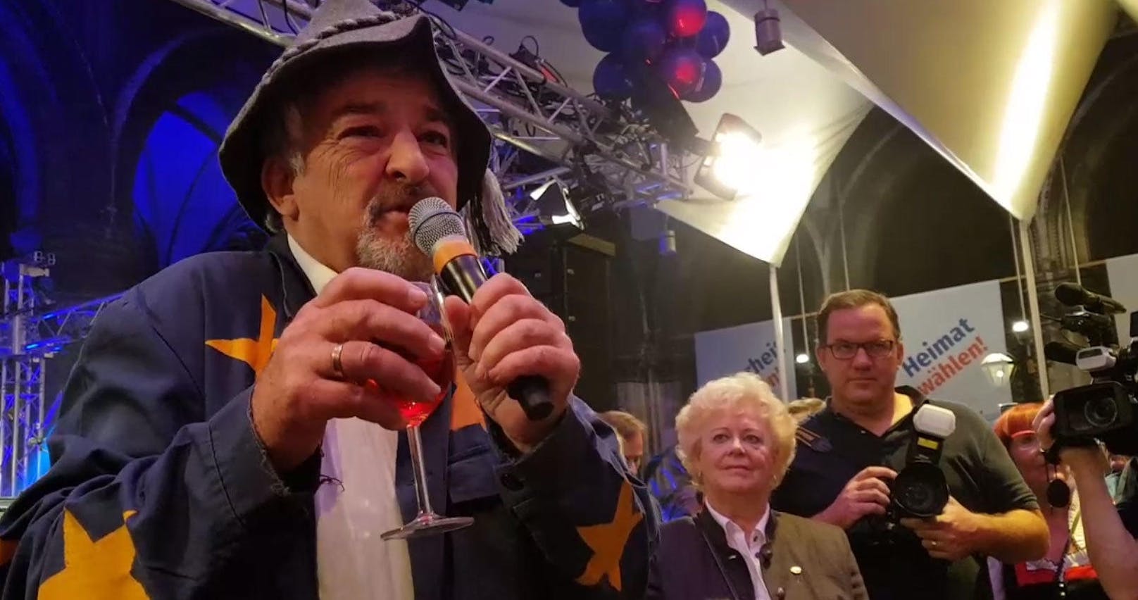 "EU-Bauer"-Manfred Tisal beim FPÖ-Fest im Rathaus