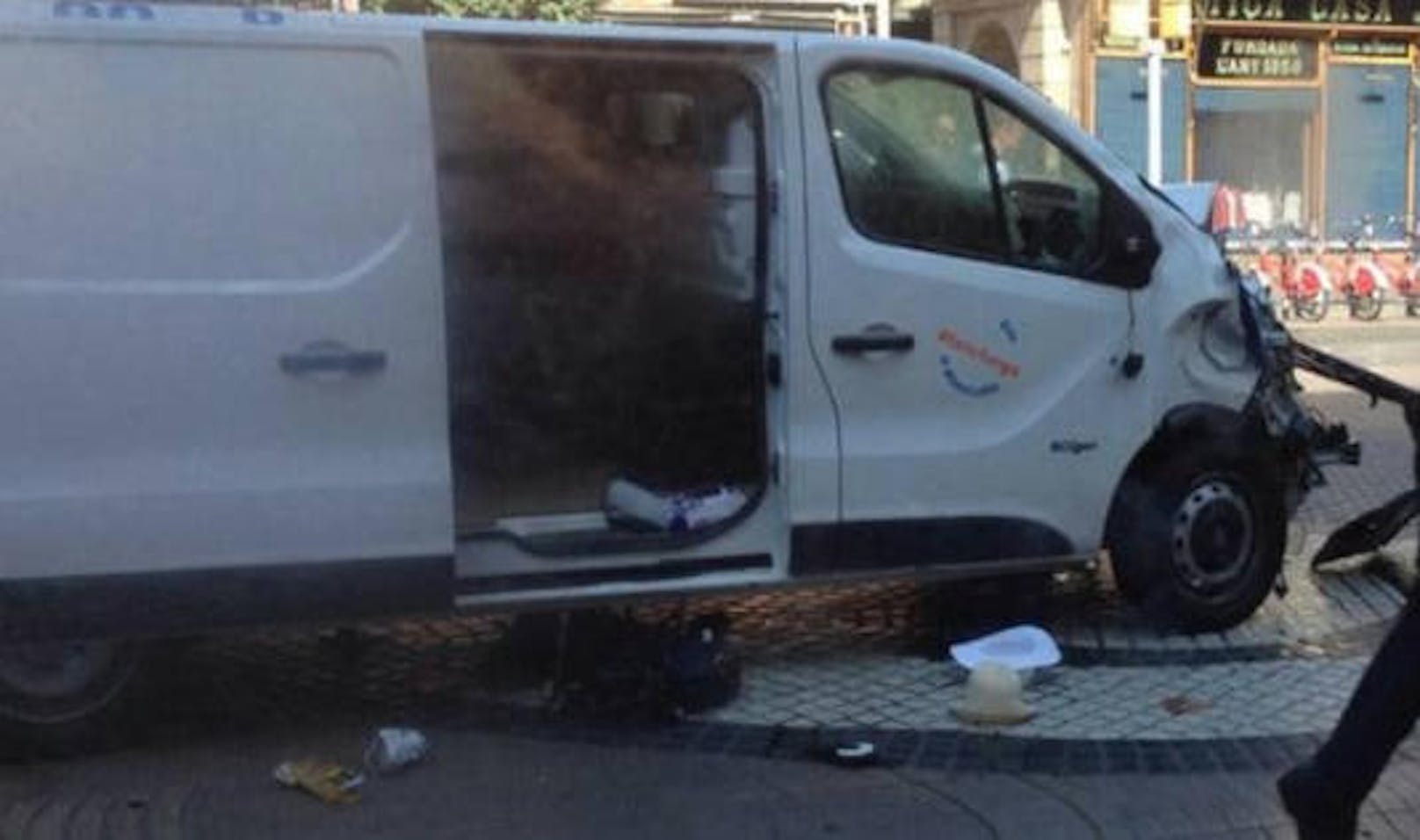Dieser Lieferwagen fuhr am Donnerstag Abend in Barcelona eine Menschenmenge, mindestens zwölf Passanten kamen ums Leben.