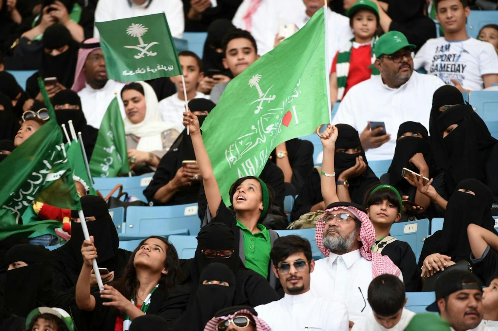 Zu den Feierlichkeiten anlässlich des saudi-arabischen Nationalfeiertags durften erstmals auch Frauen das Stadion in der Hauptstadt Riad betreten - aber nur in einem abgetrennten Familienbereich (23. September).