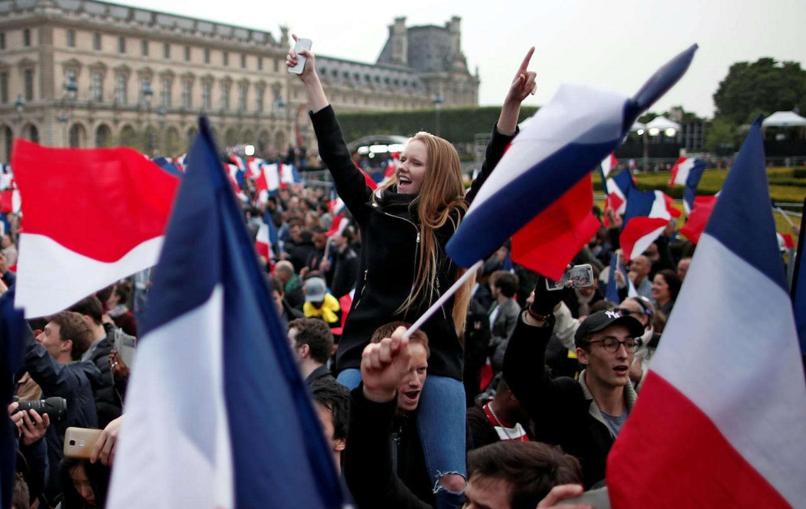 Paris, 20 Uhr: Nach stundenlangem Warten wird das Ergebnis der Stichwahl verkündet und ....