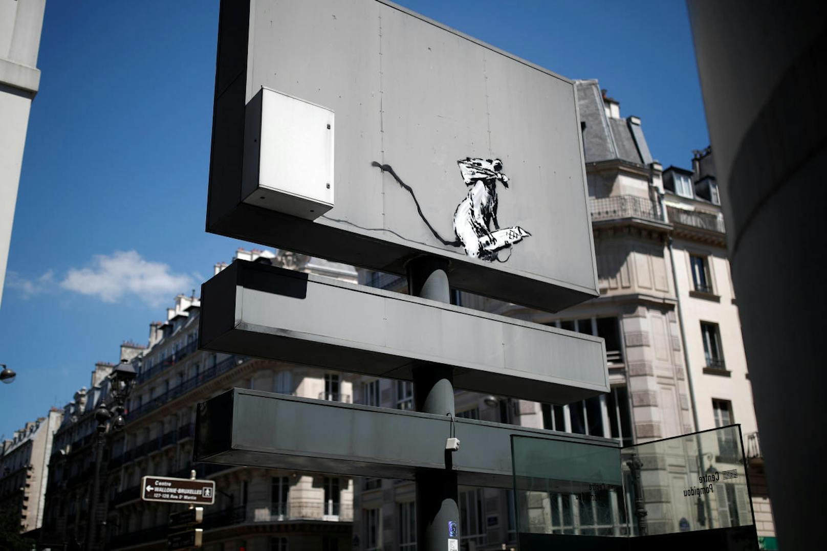 In Paris sind mehrere Graffiti-Kunstwerke des britischen Street-Art-Künstlers Banksy aufgetaucht. 