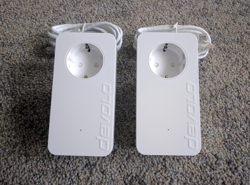 Die Idee wirkt toll: Wo das Netzwerk im Haus oder in der Wohnung Lücken aufweist oder gar nicht funktioniert beziehunsgweise ein WLAN nicht eingerichtet werden kann, soll der Adapter nur in Verbindung mit einer Steckdose Abhilfe schaffen.