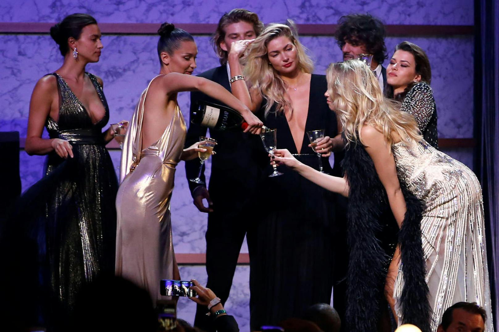 "amfAR"-Gala beim 70. Filmfestival in Cannes: Models trinken bei der alljährlichen Auktion Champagner auf der Bühne.