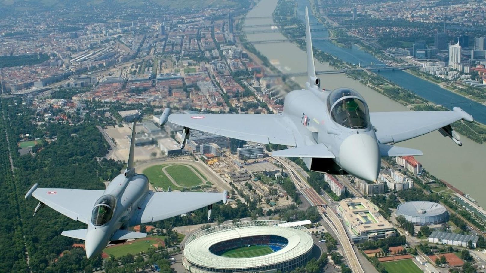 Seit 2007 ersetzt der Eurofighter Typhoon in Österreich den Saab J35Ö Draken, der seit den 1980ern im Einsatz war.