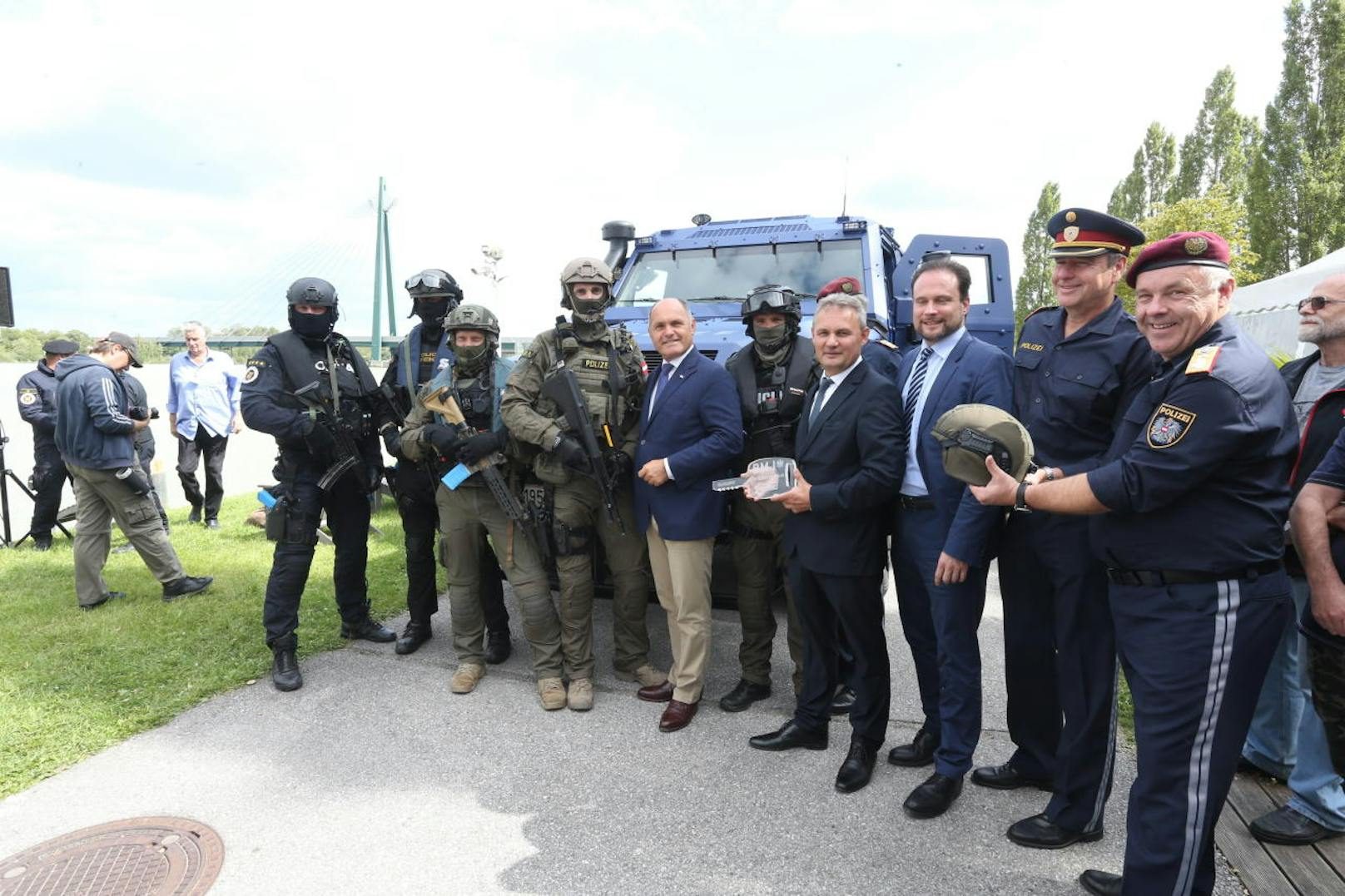 Mag. Wolfgang Sobotka (Bundesminister für Inneres) und Bernhard Treibenreif (Direktor des EKO Cobra/DSE) posieren mit den Verantwortlichen der sechs verschiedenen internationalen Spezialeinheiten.