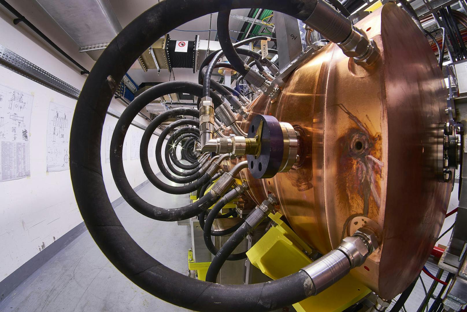Linac 4 ist Teil eines Upgrade-Programms, das die Rate an Teilchenkollisionen - Luminosität genannt - im Large Hadron Collider (LHC) deutlich erhöhen soll.