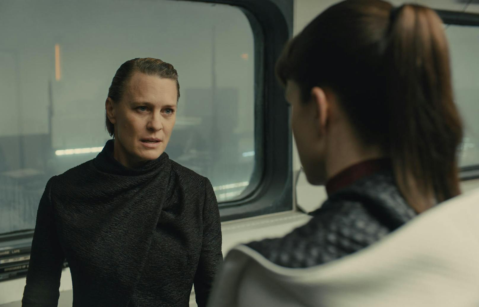 Robin Wright (li.) und Sylvia Hoeks in "Blade Runner 2049"
