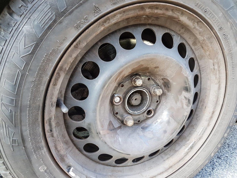 Radmutter verloren: Radwechsel auf der S6.