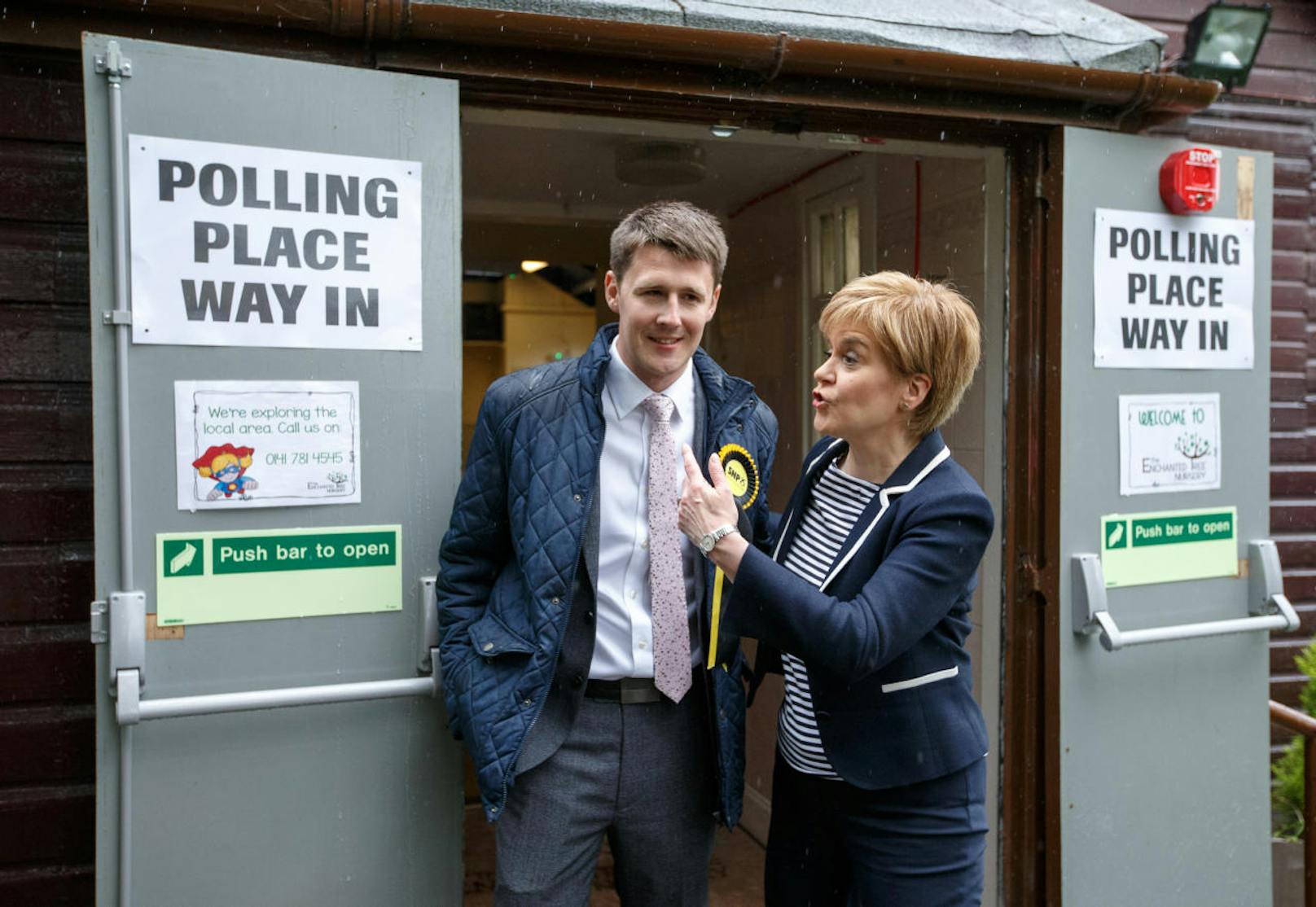 Nicola Sturgeon, die Chefin der Scottish National Party (SNP) wählte medienwirksam in der Broomhouse Community Hall in Glasgow. Die SNP war bislang drittstärkste Kraft im Parlament, obwohl sie 2015 nur rund fünf Prozent der Stimmen erhalten hatte. <a href="https://www.heute.at/welt/news/story/Das-muessen-Sie-zu-den-britischen-Wahlen-wissen-58756395" target="_blank">Lesen Sie hier, wie das britische Wahlsystem funktioniert.</a>