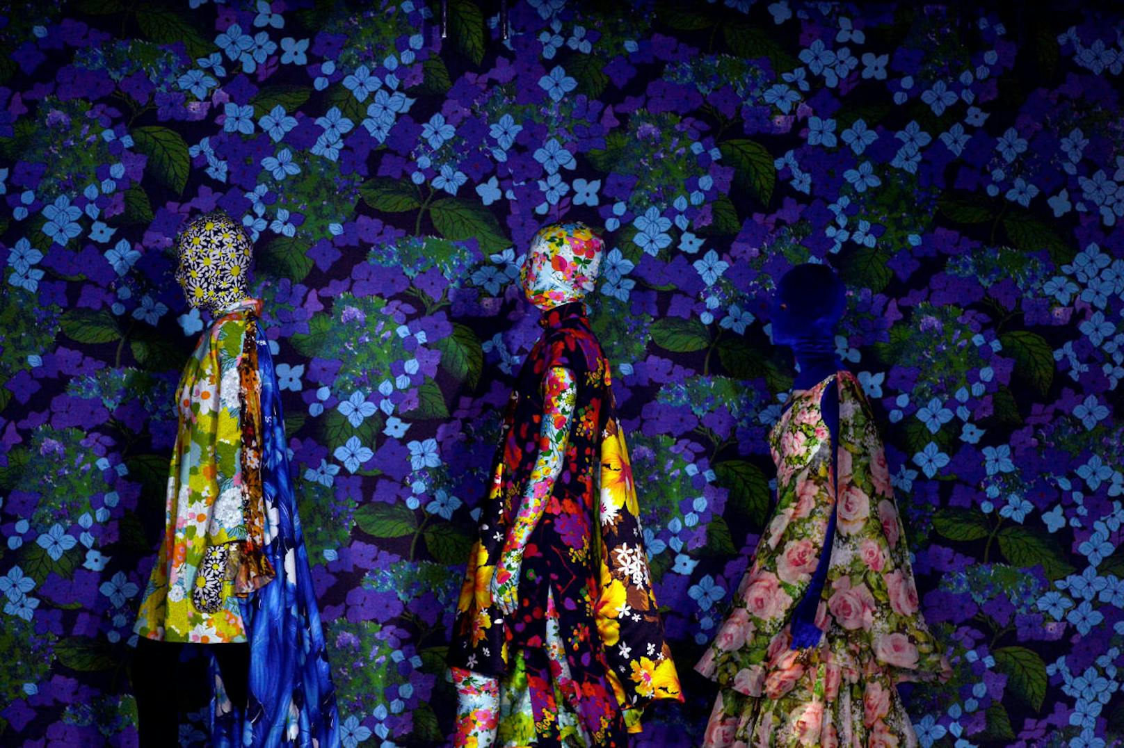 Richard Quinn's Blumen-Models dürften nicht allzu viel gesehen haben beim Run über den psychedelischen Tapeten-Catwalk. London Fashion Week 2017.