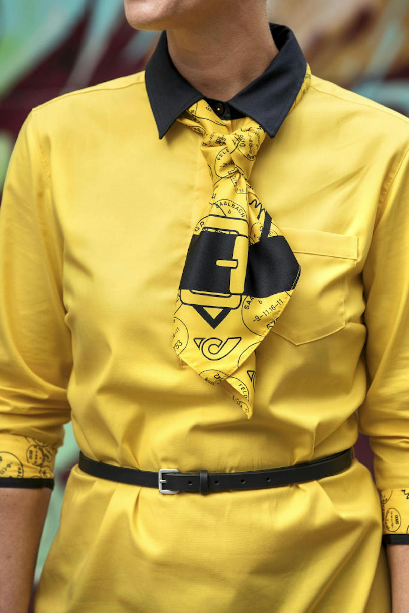 Das gelbe Tuch kann als Krawatte oder auch als Kopftuch getragen werden.