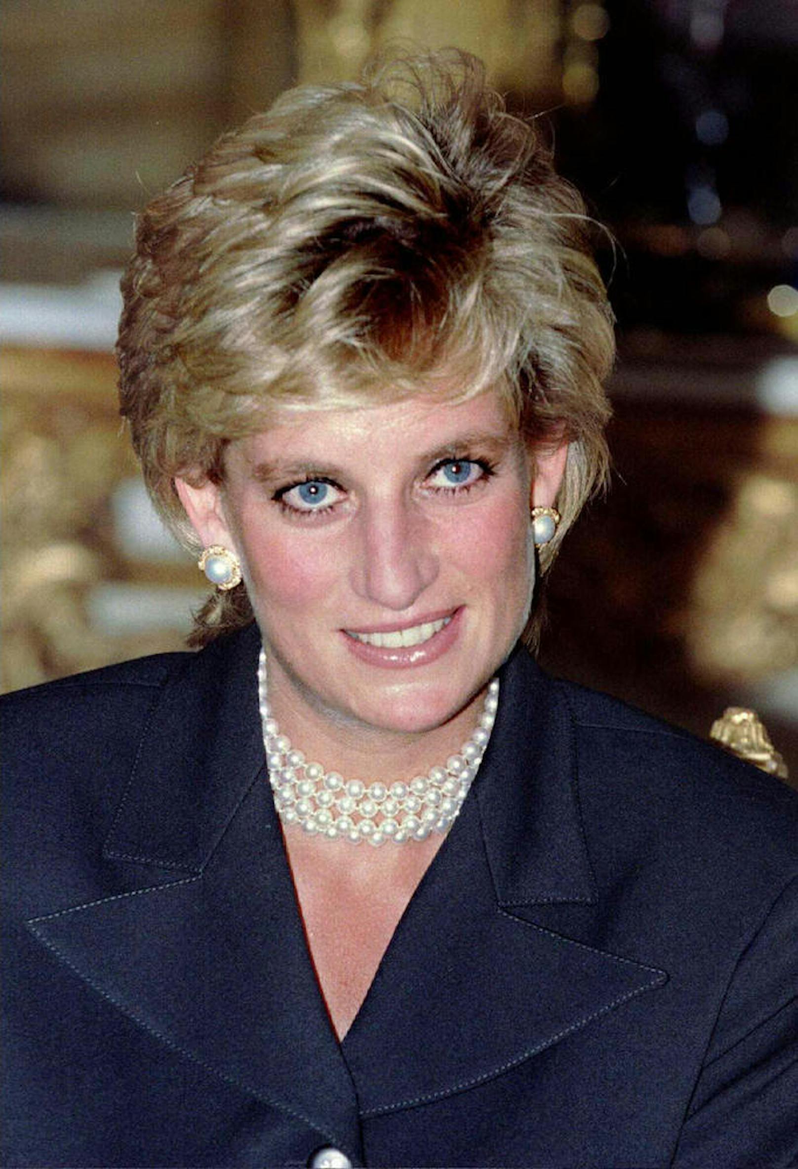 Prinzessin Diana, Princess of Wales, bei einem Tee-Treffen mit der franzsösischen First Lady Bernadette Chirac im Elysee Palace.