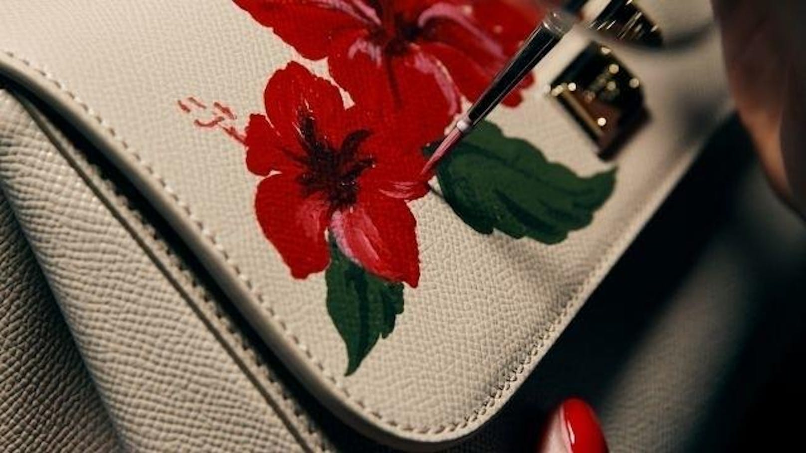 In Wien wird eine Künstlerin im Dolce&Gabbana Flagshipstore am Kohlmarkt Taschen von Kundinnen bemalen. (Foto: Dolce&Gabbana)