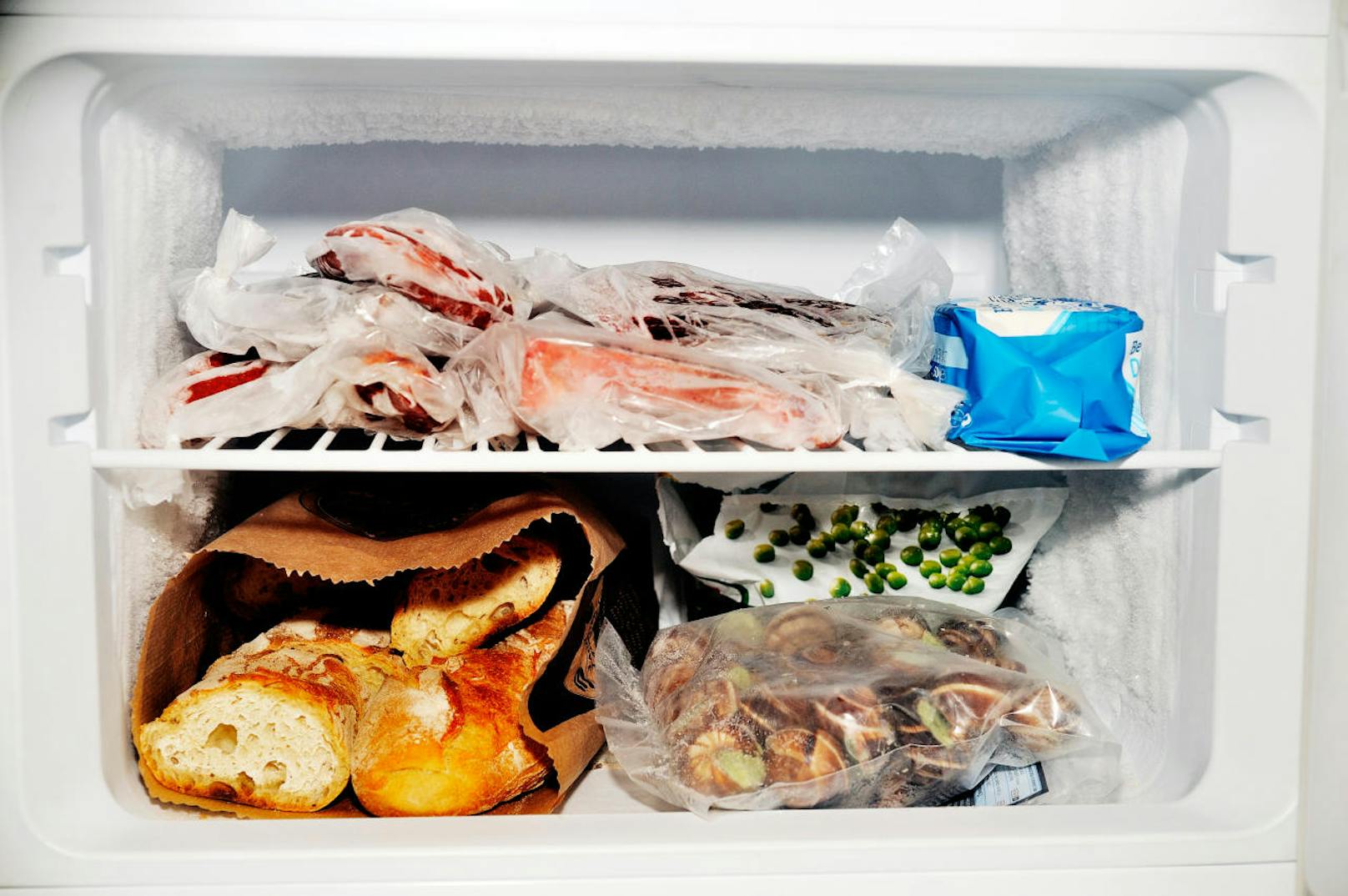 <b>Punkt 5: Vorräte.</b> Auch wenn Sie den Kühlschrank ausräumen, sind Sie wahrscheinlich froh, wenn bei Ihrer Rückkehr etwas Essbares da ist. Brot und Butter lassen sich wunderbar tiefkühlen.