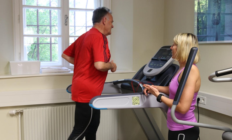 Läuft bei ihm: Hans Niessl angelte sich jüngst die Kickbox Welt- und Europameisterin Nicole Trimmel für ein Workout in der burgenländischen Landesregierung.