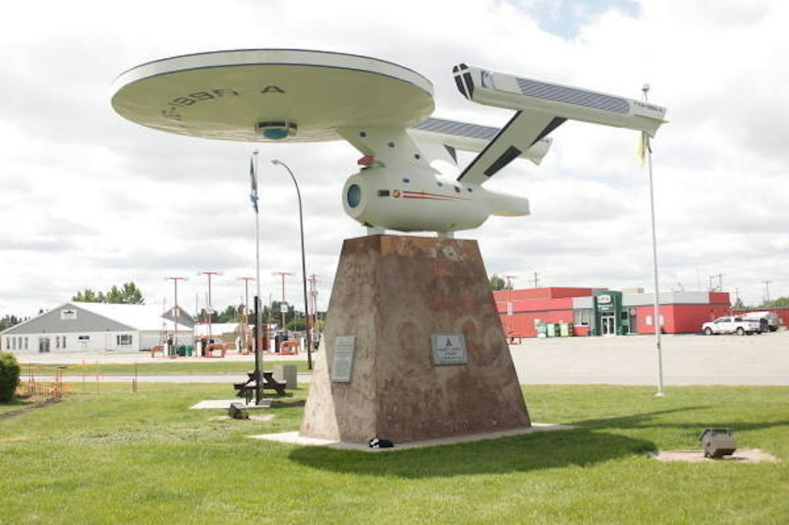 <b>Vulcan, Alberta (Kanada)</b>: In diesem kleinen Städtchen in der Nähe von Calgary dreht sich alles um "Star Trek". So gibt es eine Staute des Raumschiffs Enterprise und die Tourismusbüros sind ganz im Stil der Fernsehserie dekoriert. Trekkies finden hier zudem Fanartikel, Spiele und jedes Jahr Anfang August findet hier die Messe Spock Days statt.