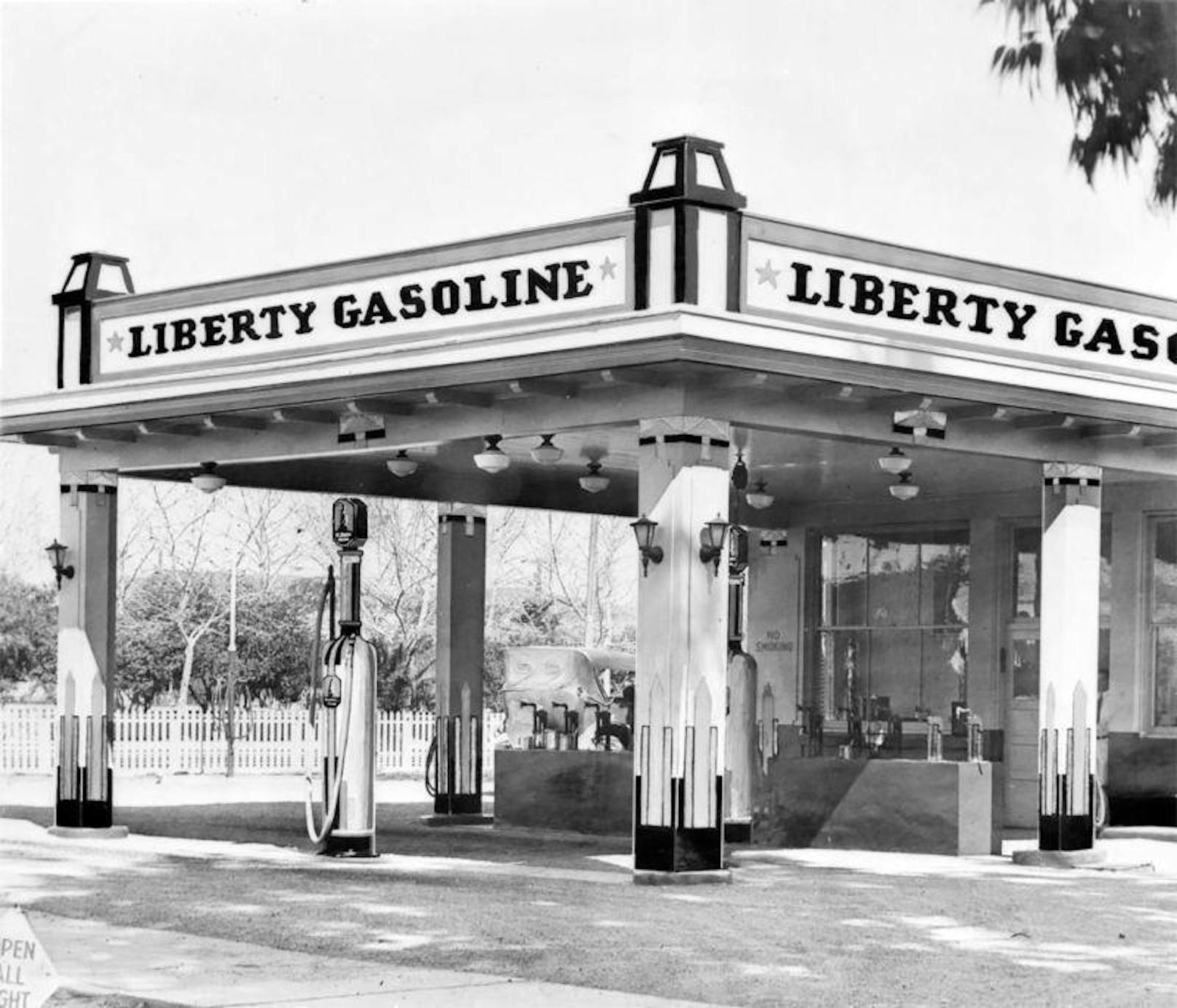 Diese Art-déco-Tankstelle stand 1931 in Südkalifornien. Übrigens: Den Benzinlieferanten Liberty gibt es heute noch.