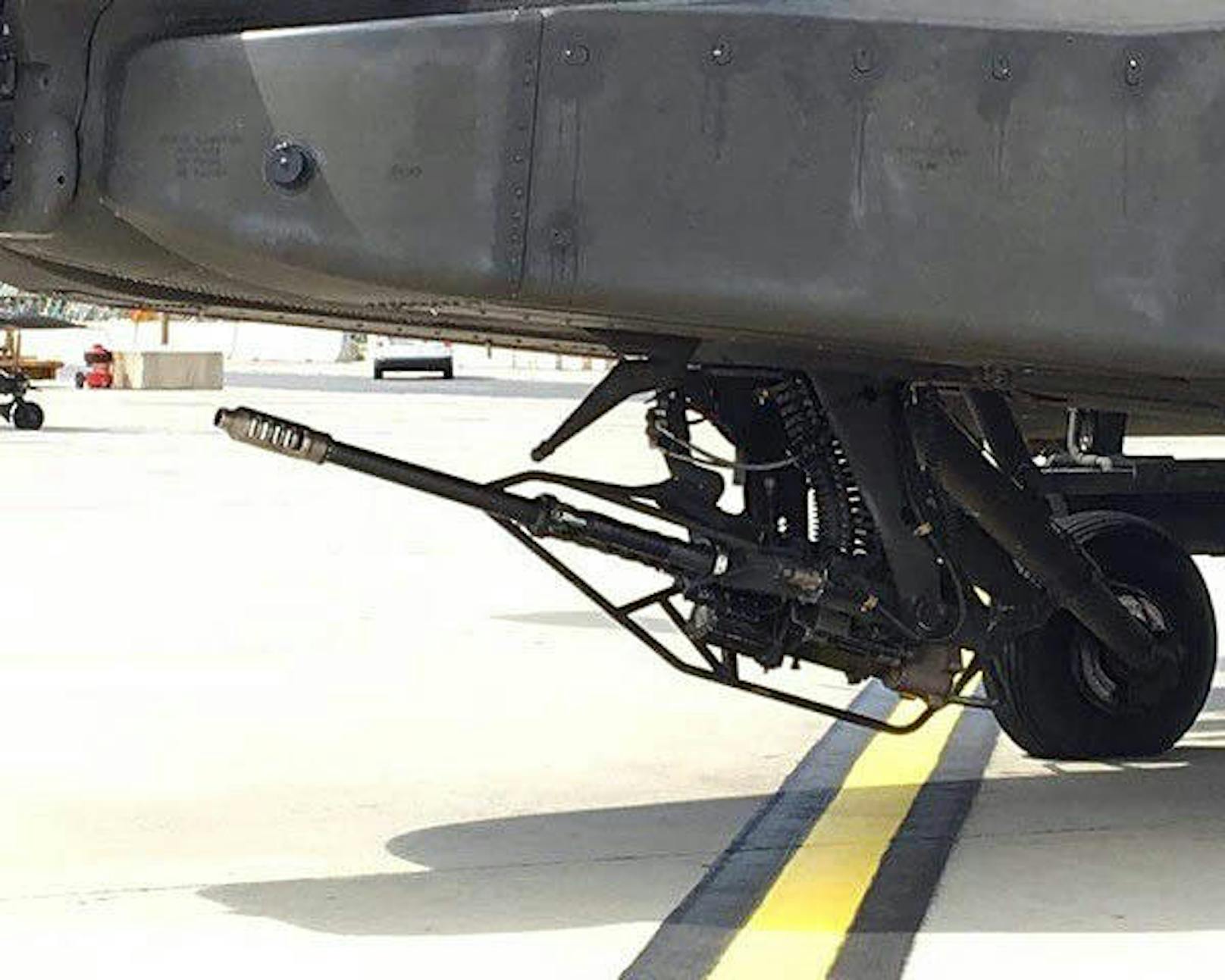Ein "Heute"-Leser fotografierte die Kampfhubschrauber AH-64 "Apache" am Airport Schwechat.