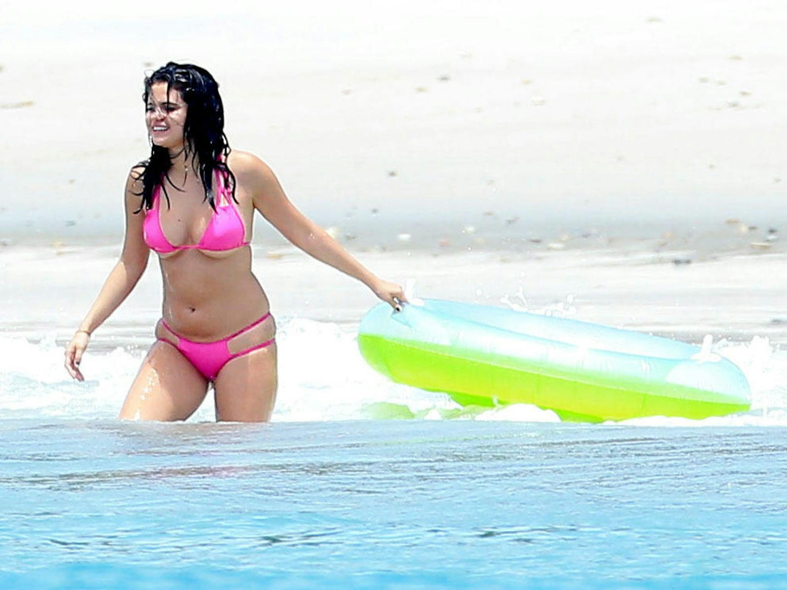 Selena Gomez setzte den praktischen Look in einer pinkfarbenen Kreation des Labels Mint Swim um.