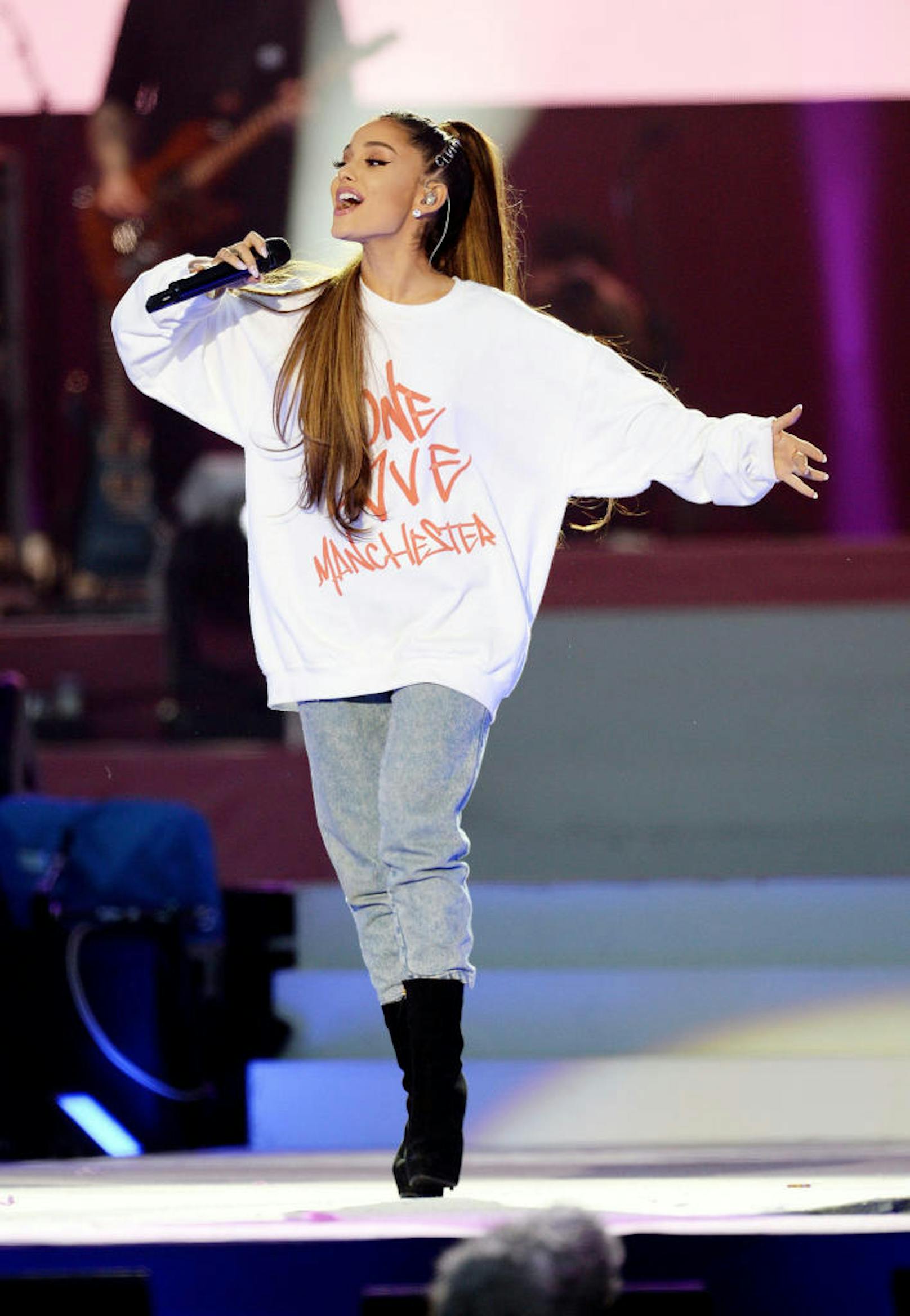 Ariana Grande singt beim One Love Manchester Benefizkonzert