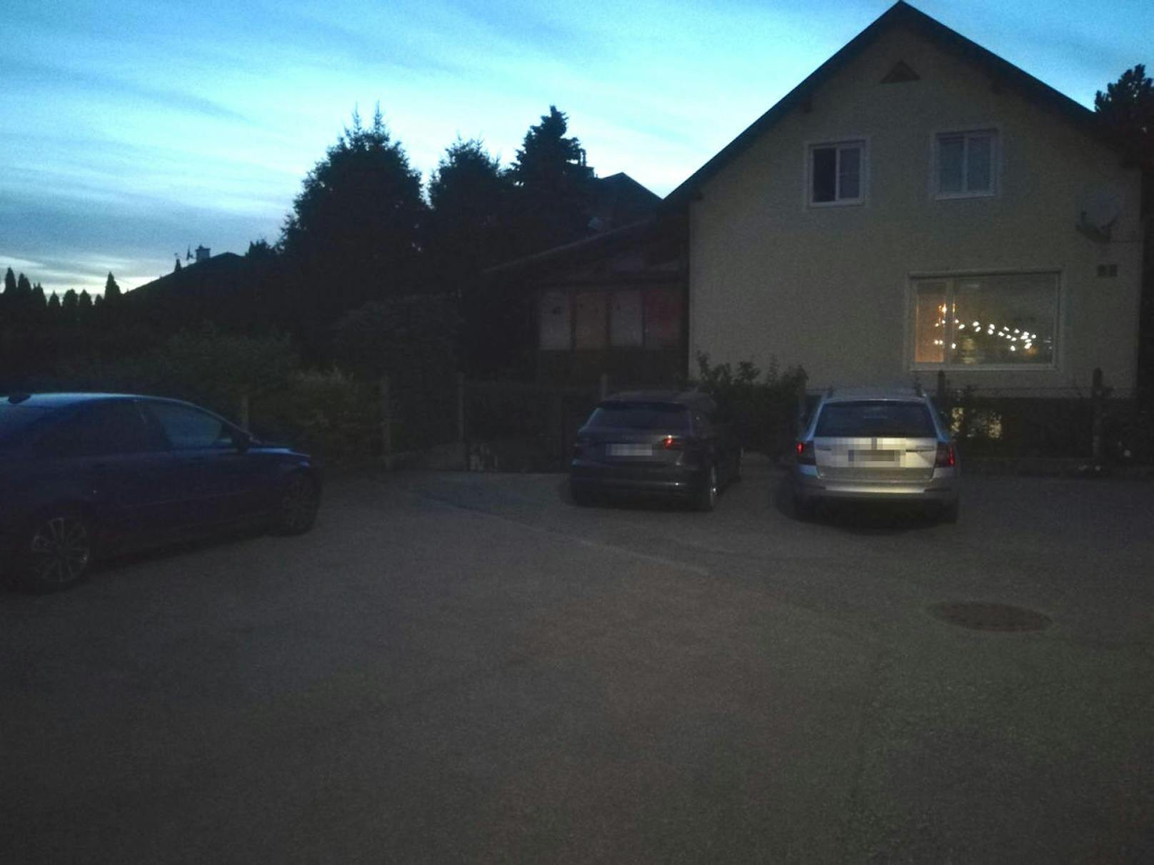 Vor ihrem Haus parkten zwei Autos von Bekannten während des Frequencys