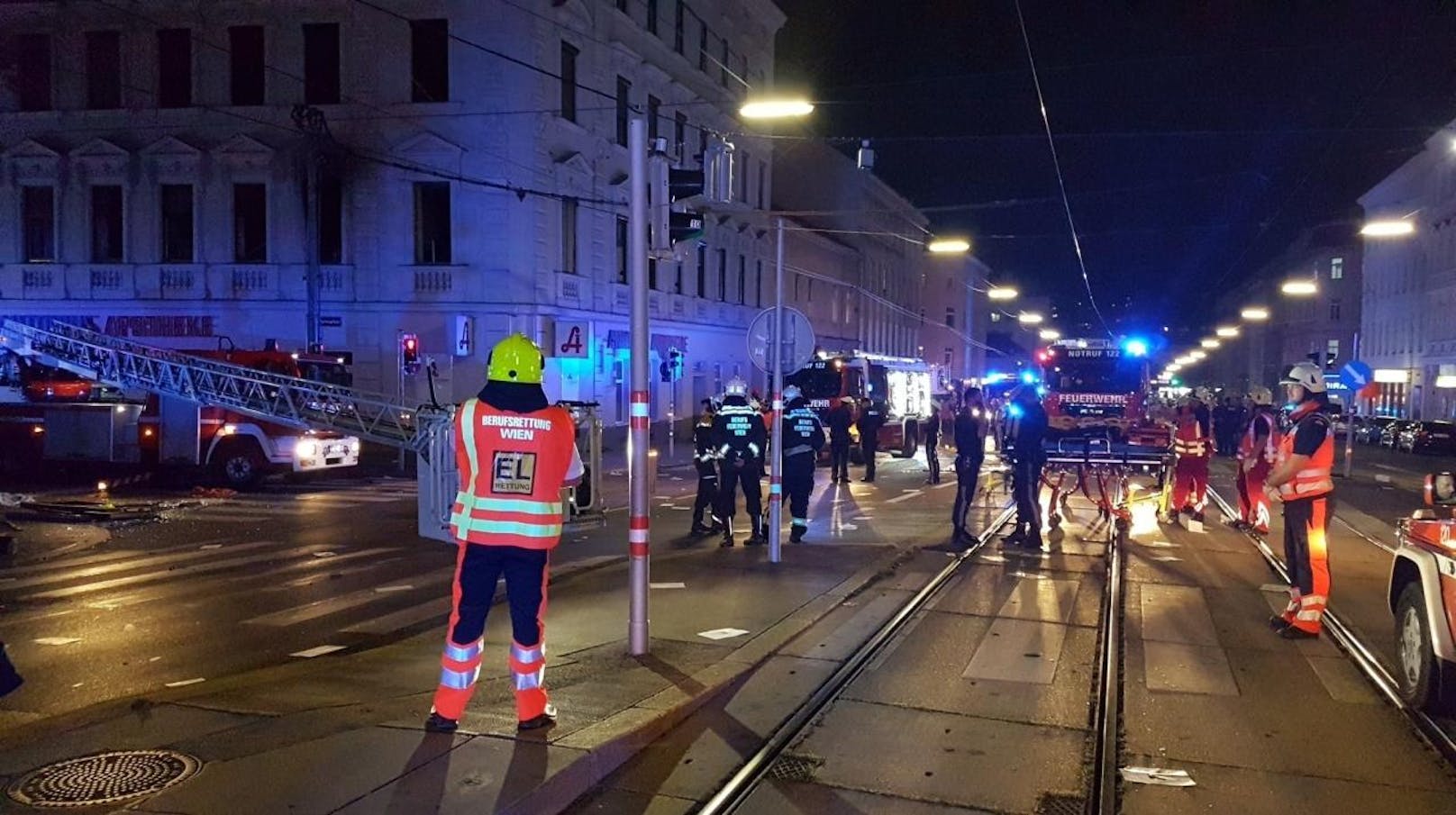 Schock in der Wiener Laxenburger Straße Ecke Arthaberplatz: Ein Wohnhaus wurde durch eine Explosion erschüttert, fünf Menschen dabei verletzt (13. September 2017)