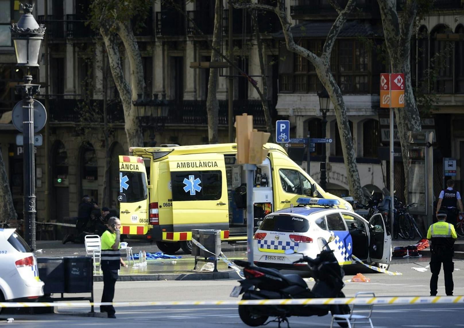 Ein Lieferwagen ist mitten auf der bekannten Promenade La Rambla in Barcelona in eine Menschenmenge gerast. Es gibt zahlreiche Verletzte.