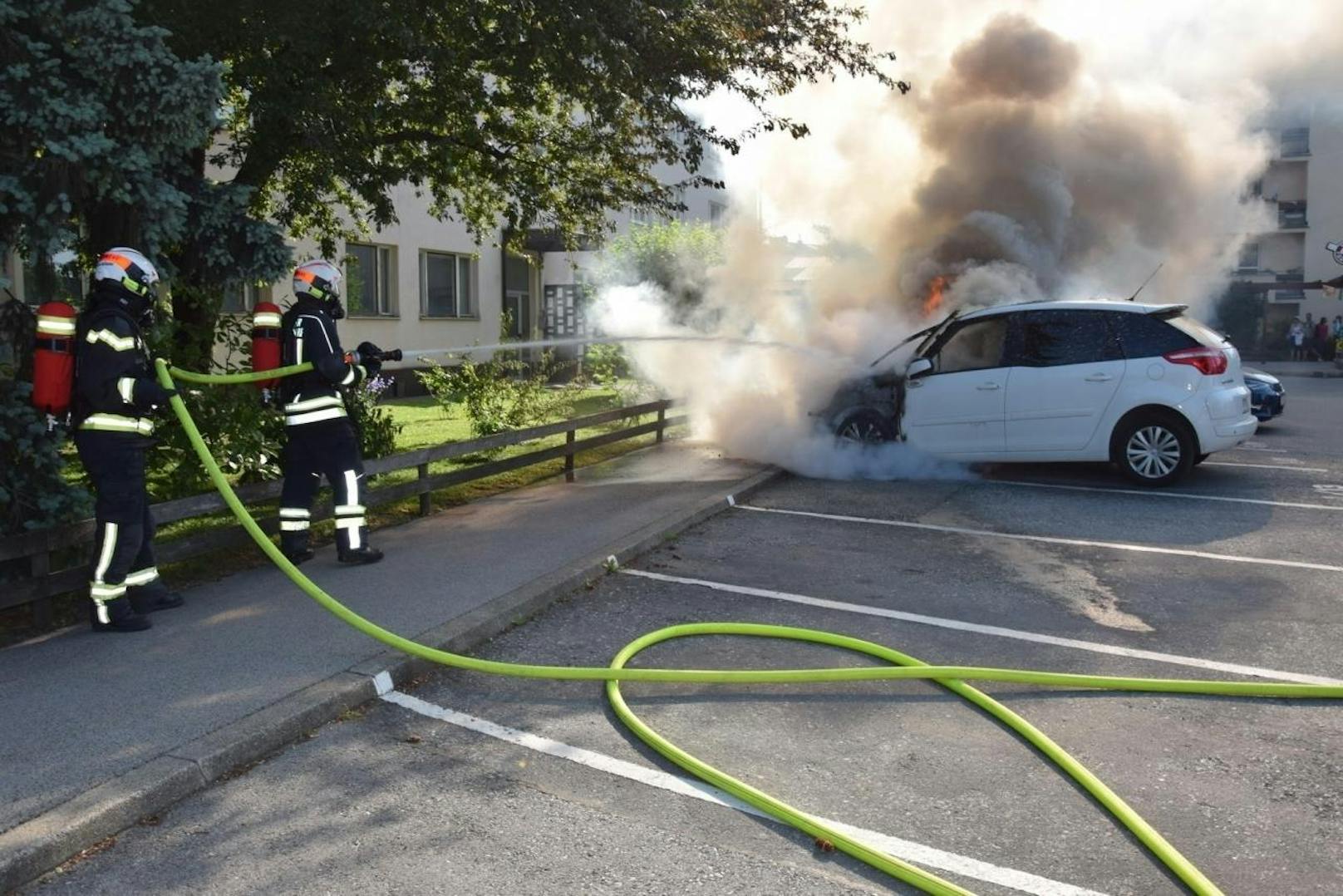 Vor dem Eintreffen der Feuerwehr hatte ein Anrainer versucht die Flammen mit einem Gartenschlauch einzudämmen.