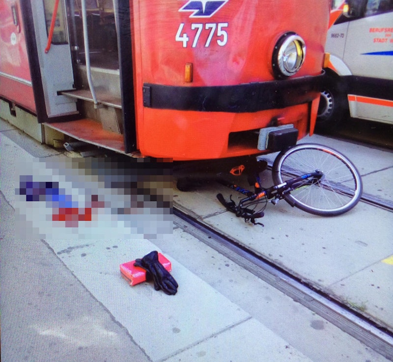 Schwerer Unfall im 22. Bezirk: Radfahrer von Straßenbahn erfasst